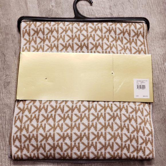 🆕️ Michael Kors Logo Scarf & Hat Gift 🎁 Set - Picture 5 of 13